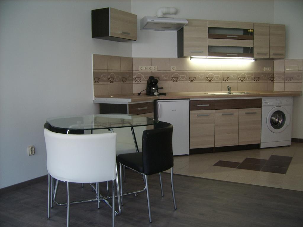 Next Door Apartment Будапеща Стая снимка