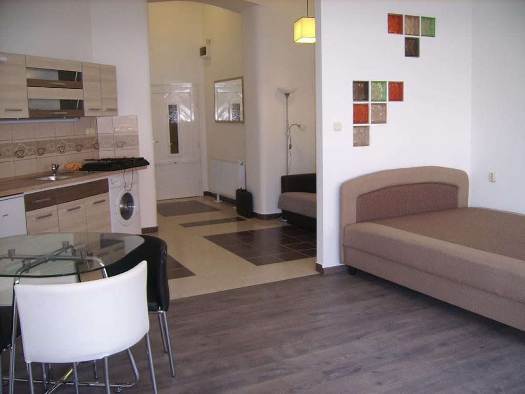 Next Door Apartment Будапеща Стая снимка